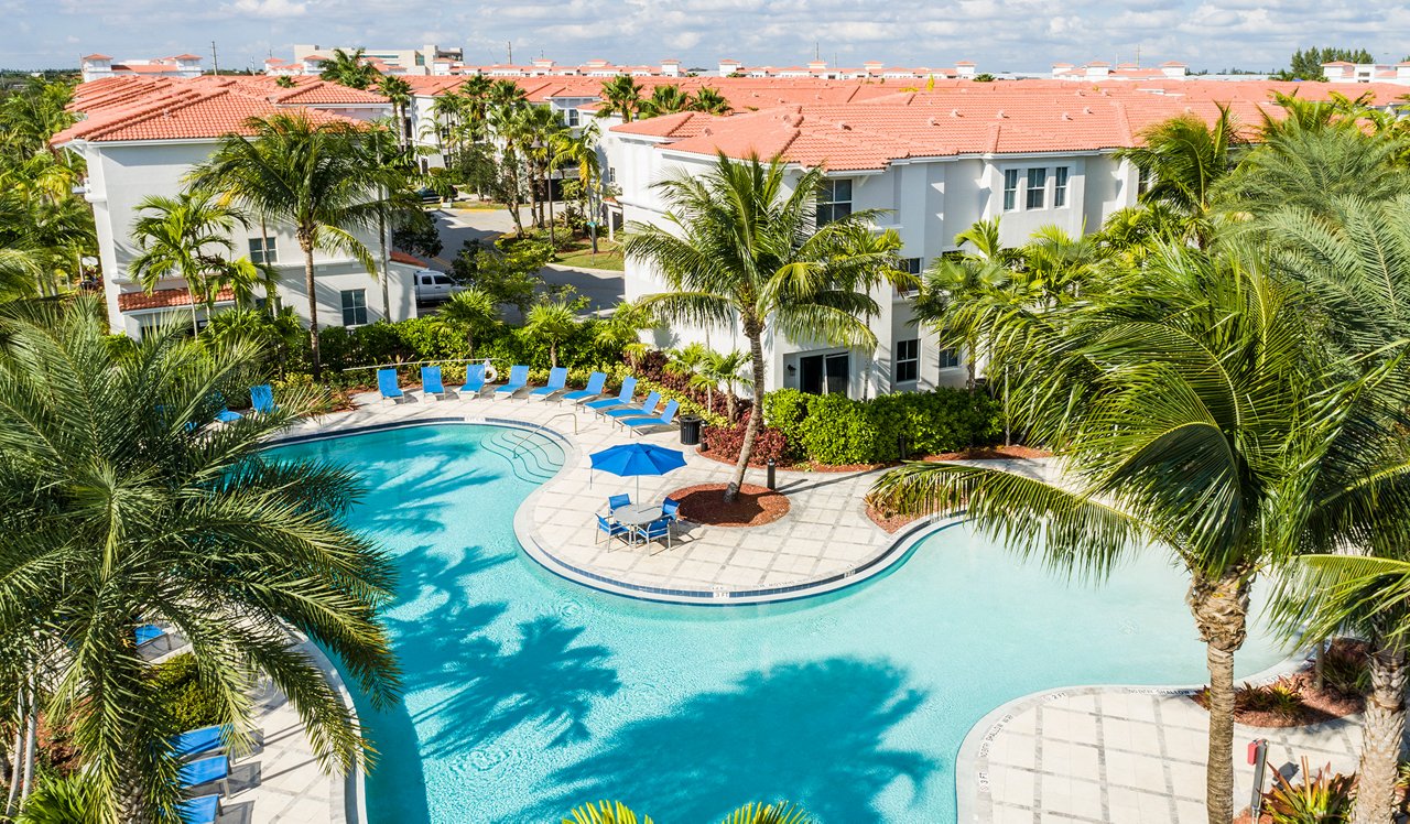 Overhead view of City Center on 7th pool and pool deck