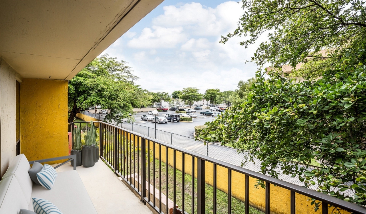 Four Quarters Apartments - Miami, FL - Balcony