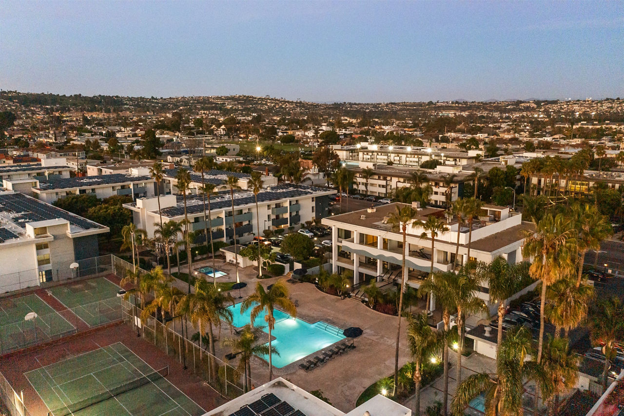 Bay Apartments - San Diego - Tennis Courts and Pool