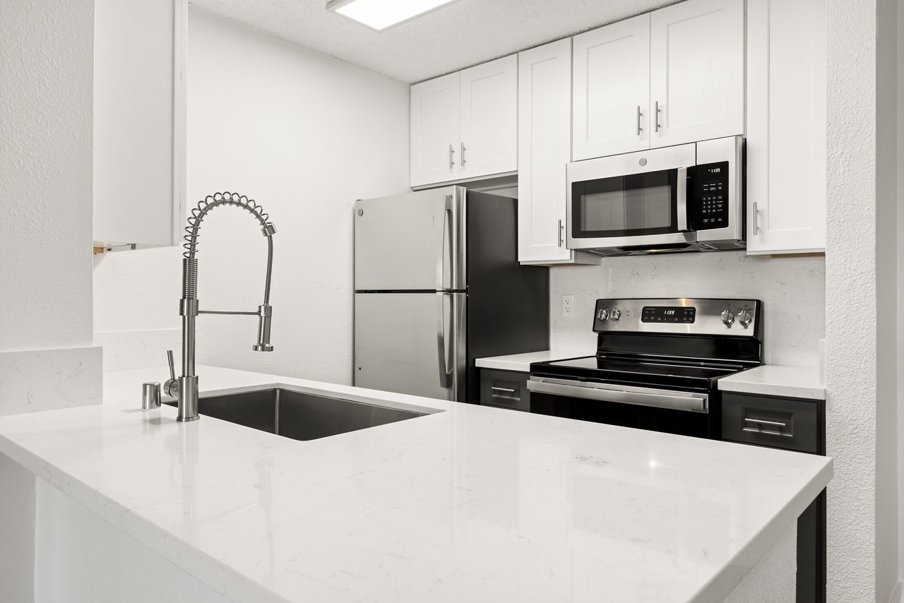 Bay Apartments - San Diego - Kitchen