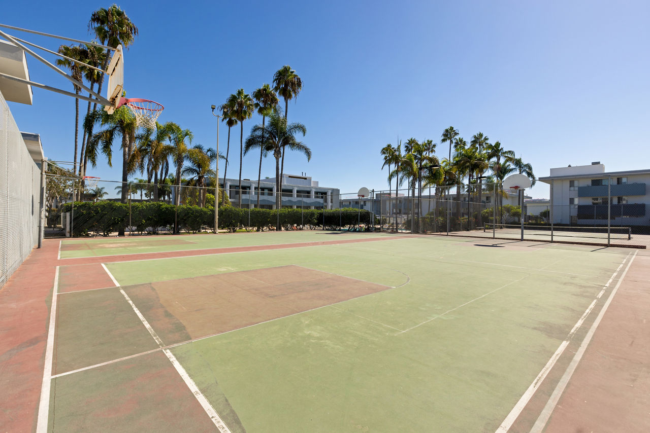 Bay Apartments - San Diego - Basketball Court
