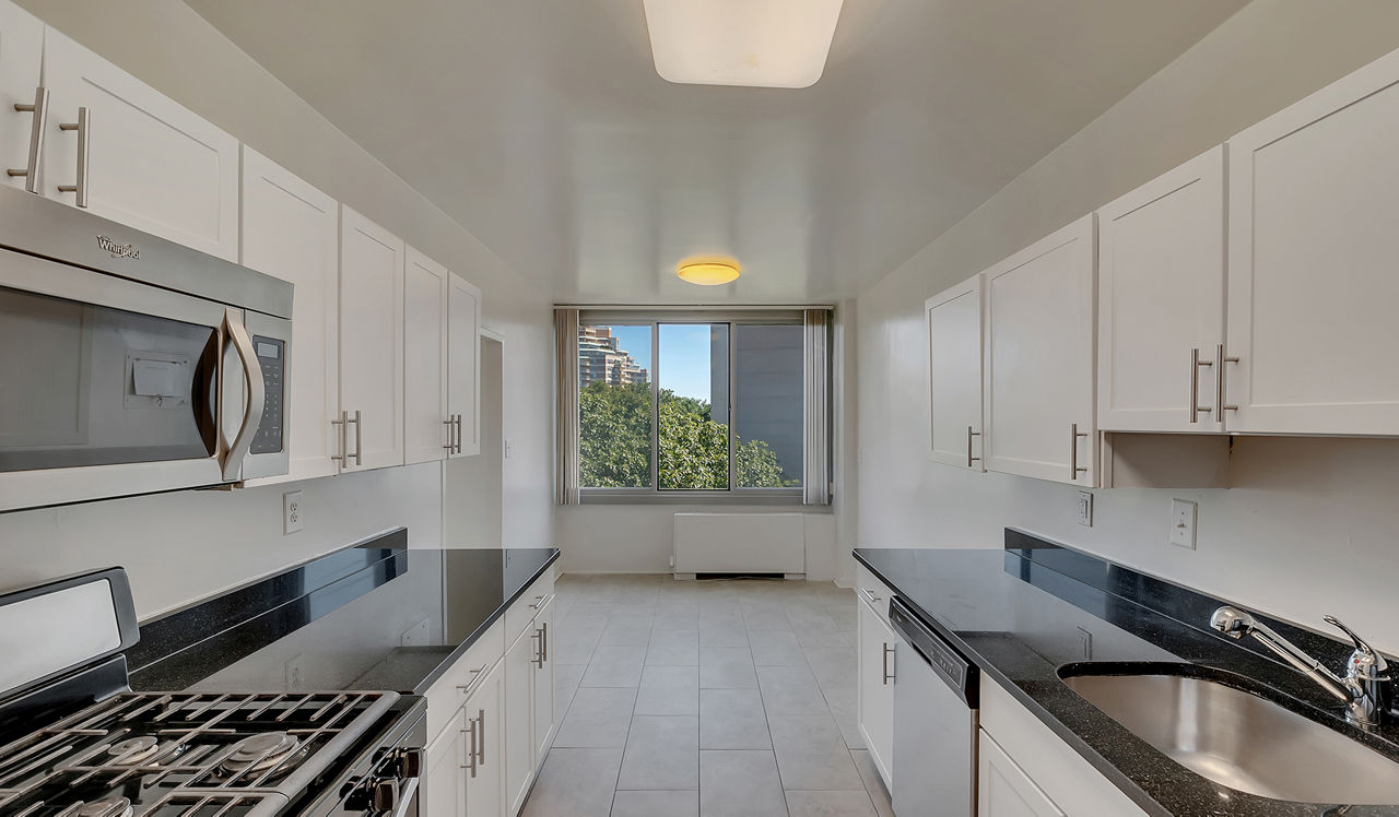 Willard Towers - Chevy Chase, MD - Kitchen