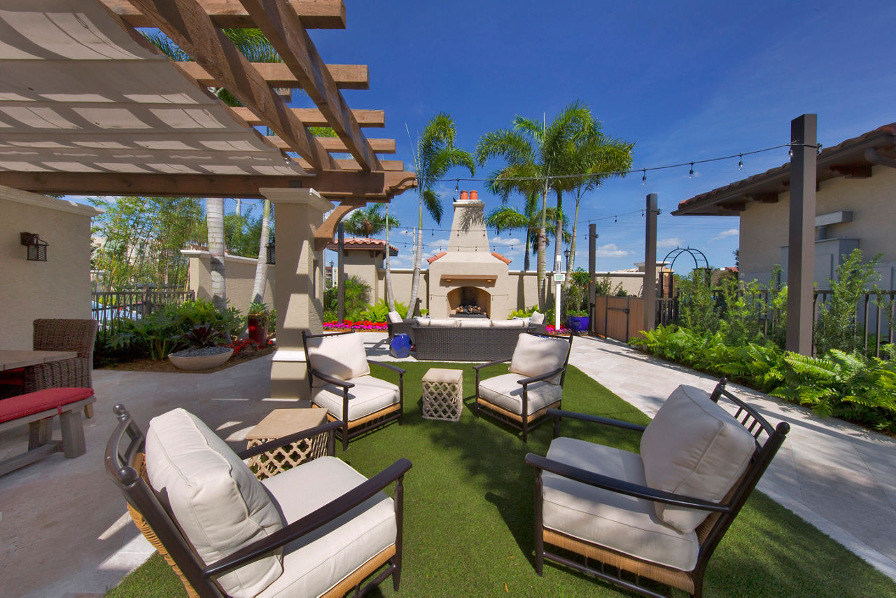 Doral View – Doral, FL - Outdoor Lounge