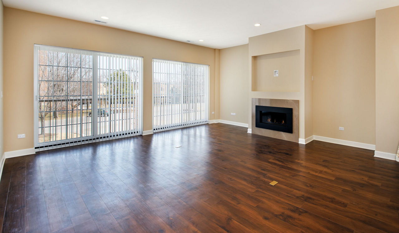 Elm Creek Apartments & Townhomes - Elmhurst, IL - Living room