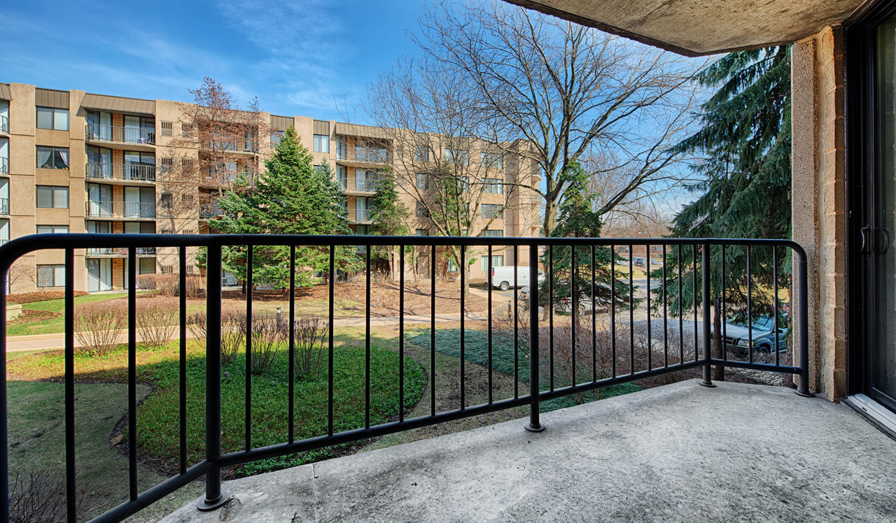 Elm Creek Apartments & Townhomes - Elmhurst, IL - Balcony