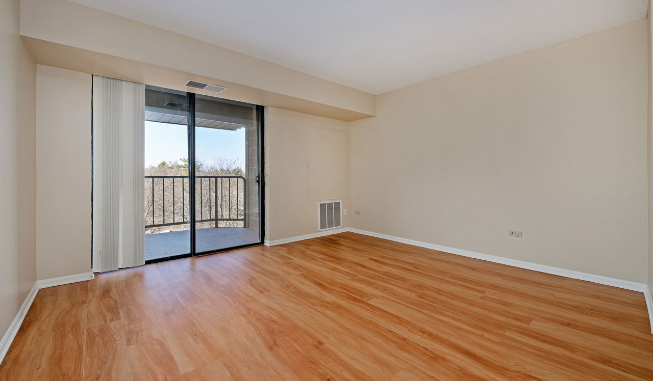 Elm Creek Apartments & Townhomes - Elmhurst, IL - Bedroom