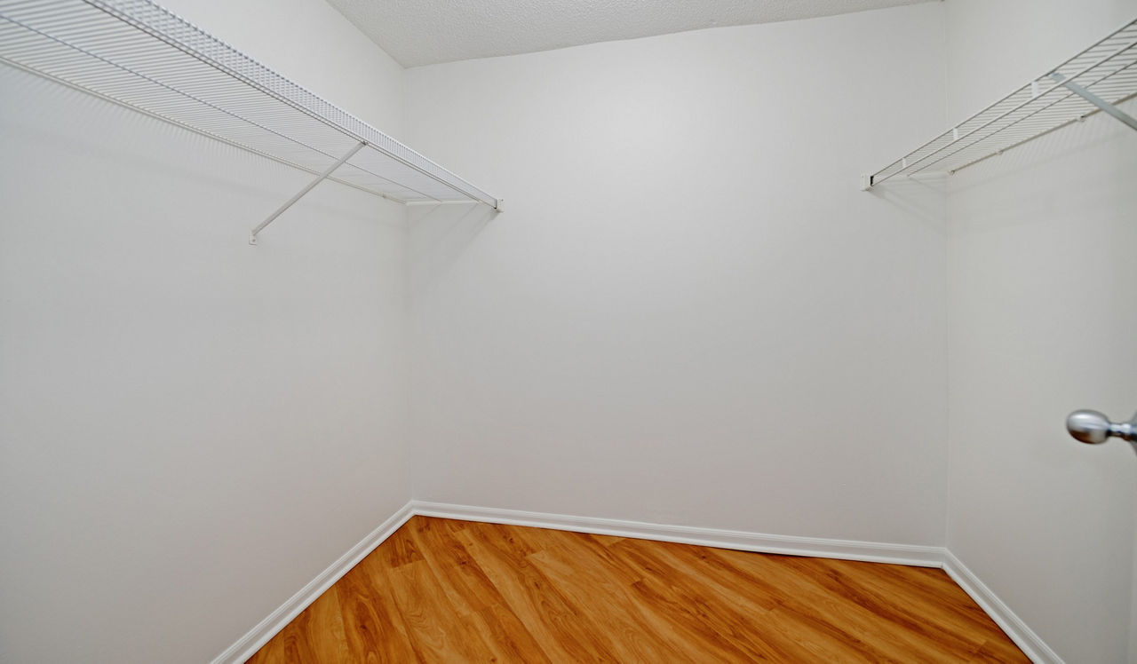 Elm Creek Apartments & Townhomes - Elmhurst, IL - Closet