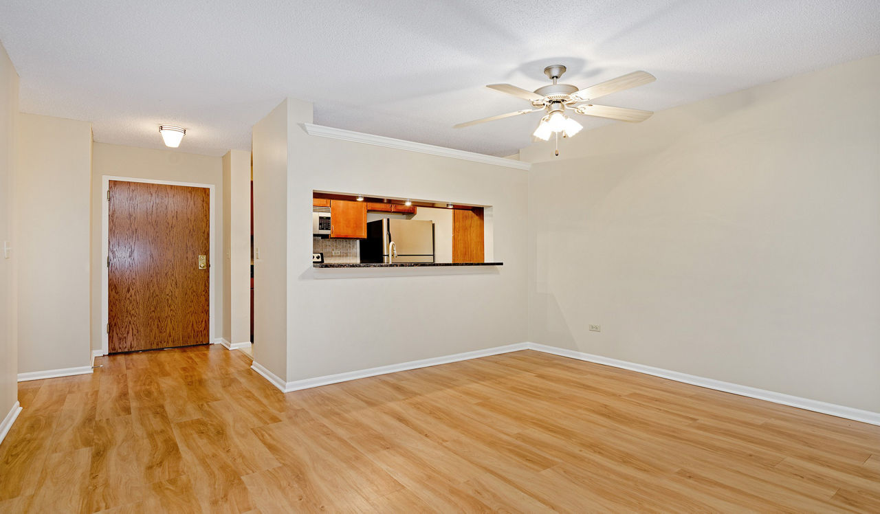 Elm Creek Apartments & Townhomes - Elmhurst, IL - Dining Room