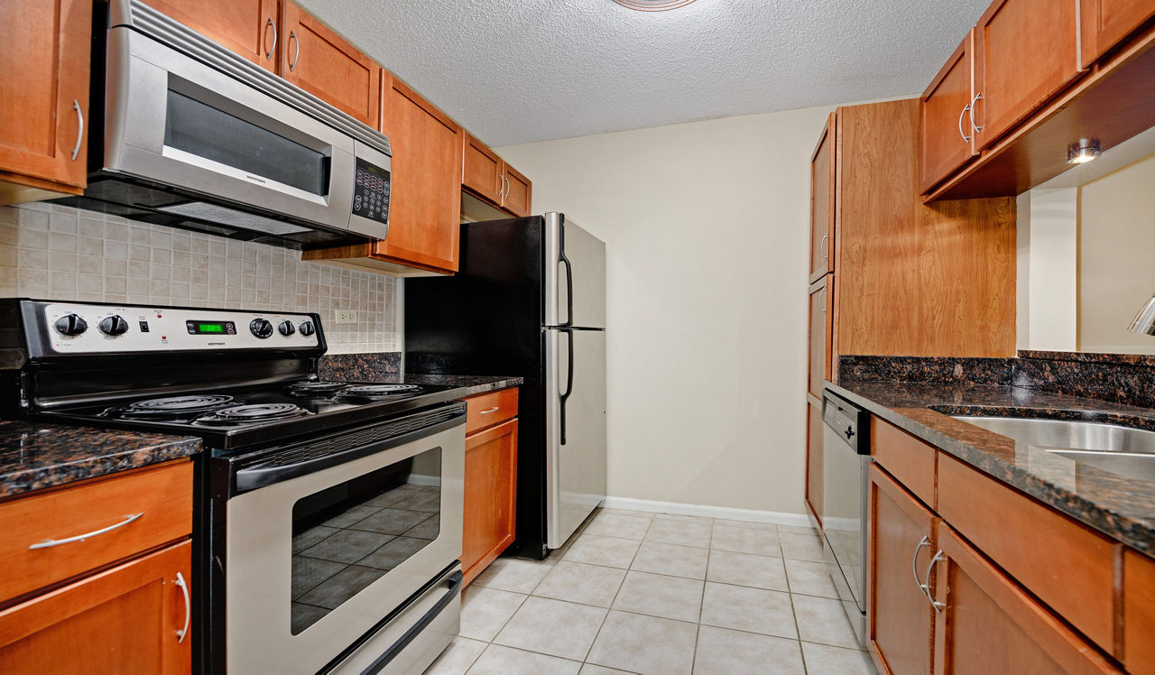 Elm Creek Apartments & Townhomes - Elmhurst, IL - Kitchen