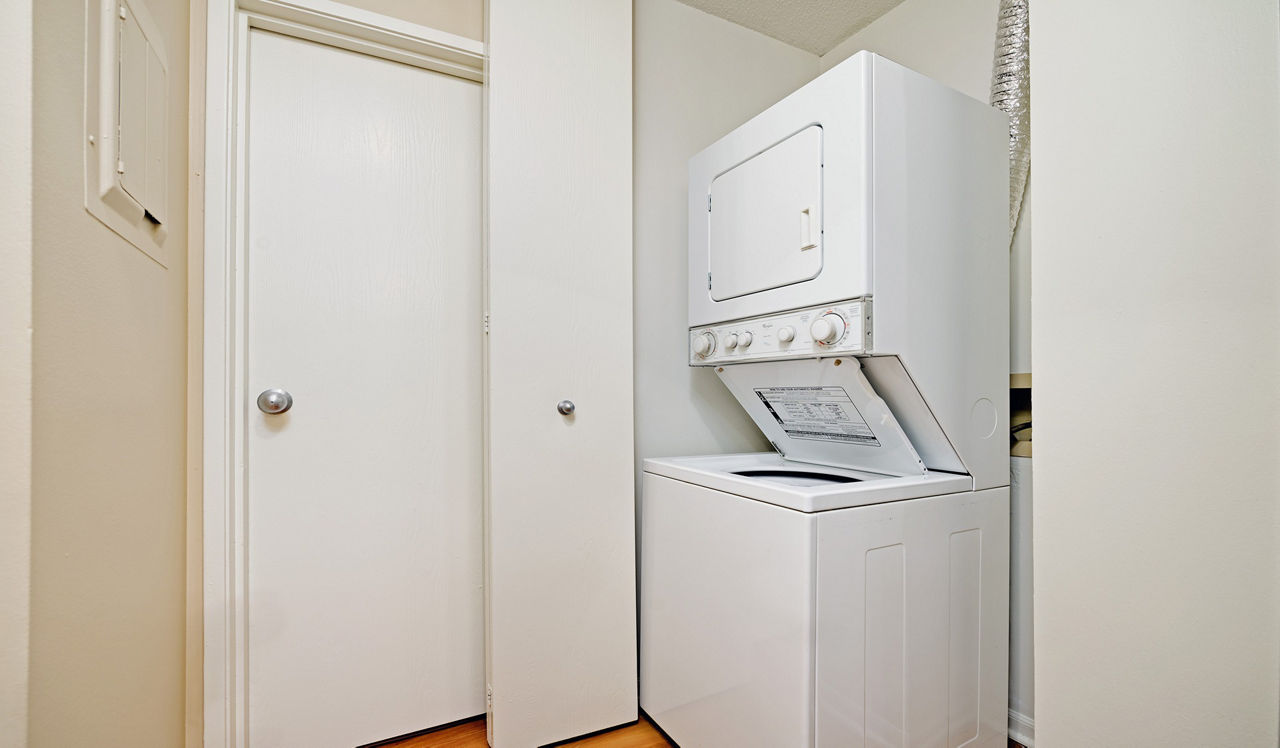 Elm Creek Apartments & Townhomes - Elmhurst, IL - Laundry