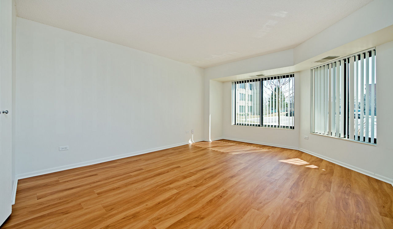 Elm Creek Apartments & Townhomes - Elmhurst, IL - Bedroom