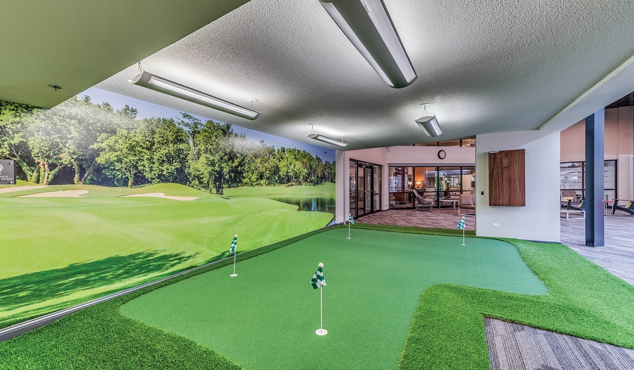 Elm Creek Apartments - Elmhurst, IL - Putting Green