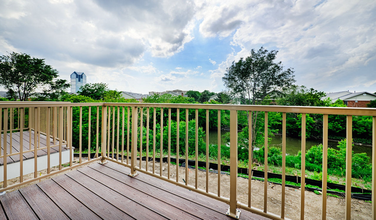 Elm Creek Apartments & Townhomes - Elmhurst, IL - Balcony