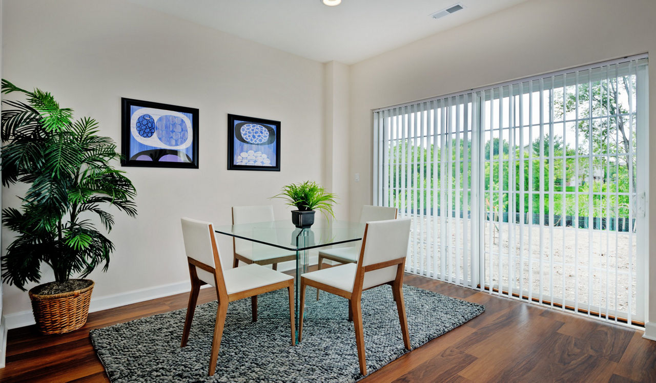 Elm Creek Apartments & Townhomes - Elmhurst, IL - Dining