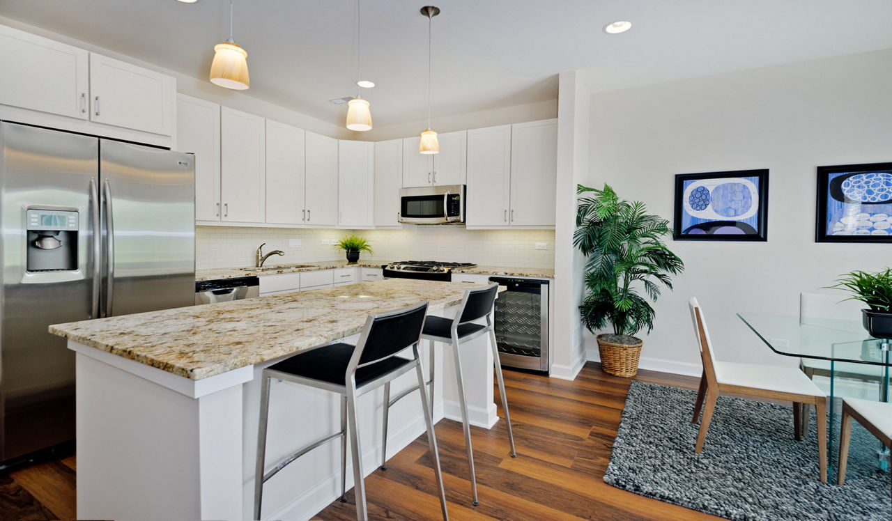 Elm Creek Apartments & Townhomes - Elmhurst, IL - Kitchen