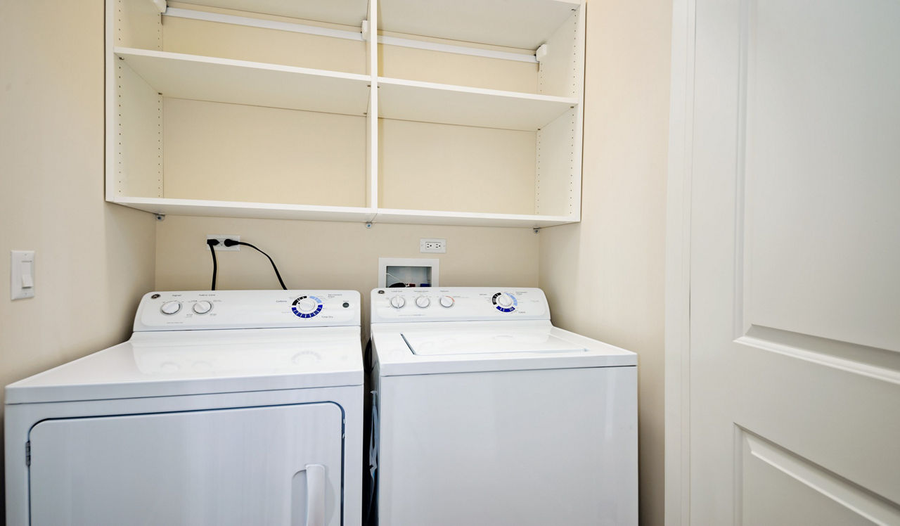 Elm Creek Apartments & Townhomes - Elmhurst, IL - Laundry