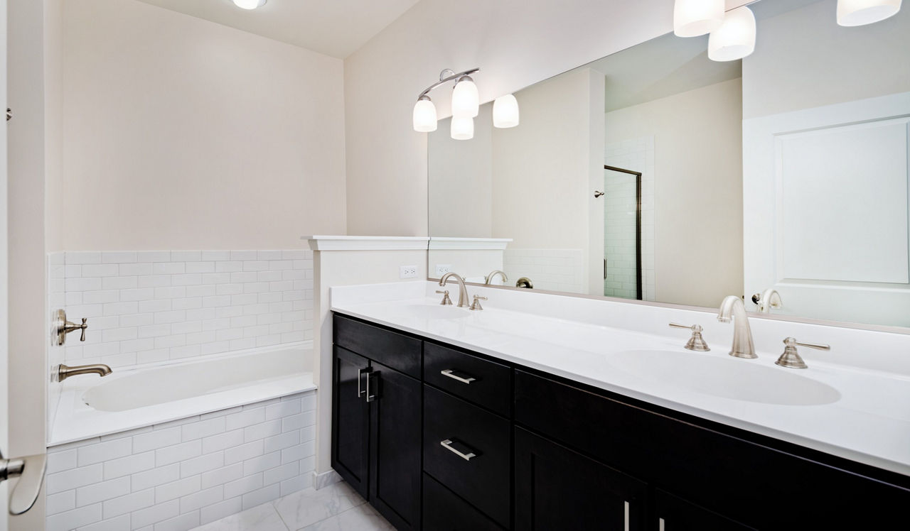 Elm Creek Apartments & Townhomes - Elmhurst, IL - Bathroom