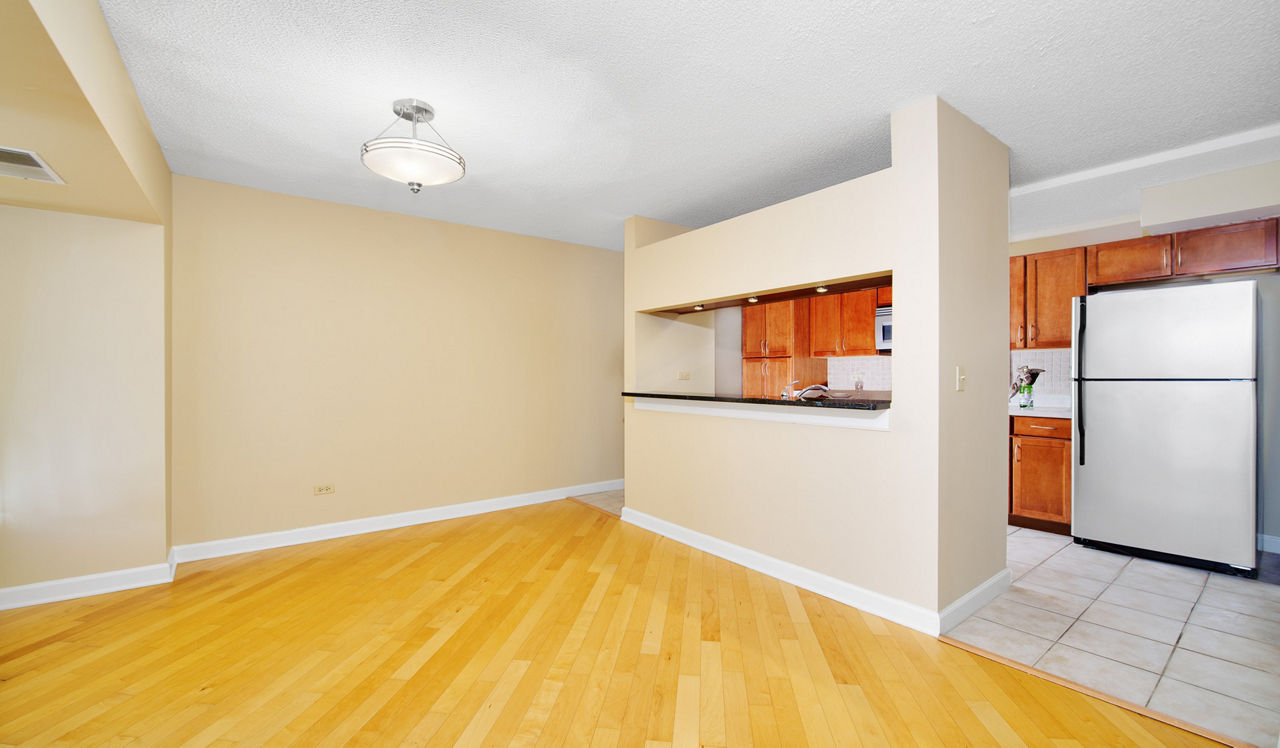 Elm Creek Apartments & Townhomes - Elmhurst, IL - Kitchen