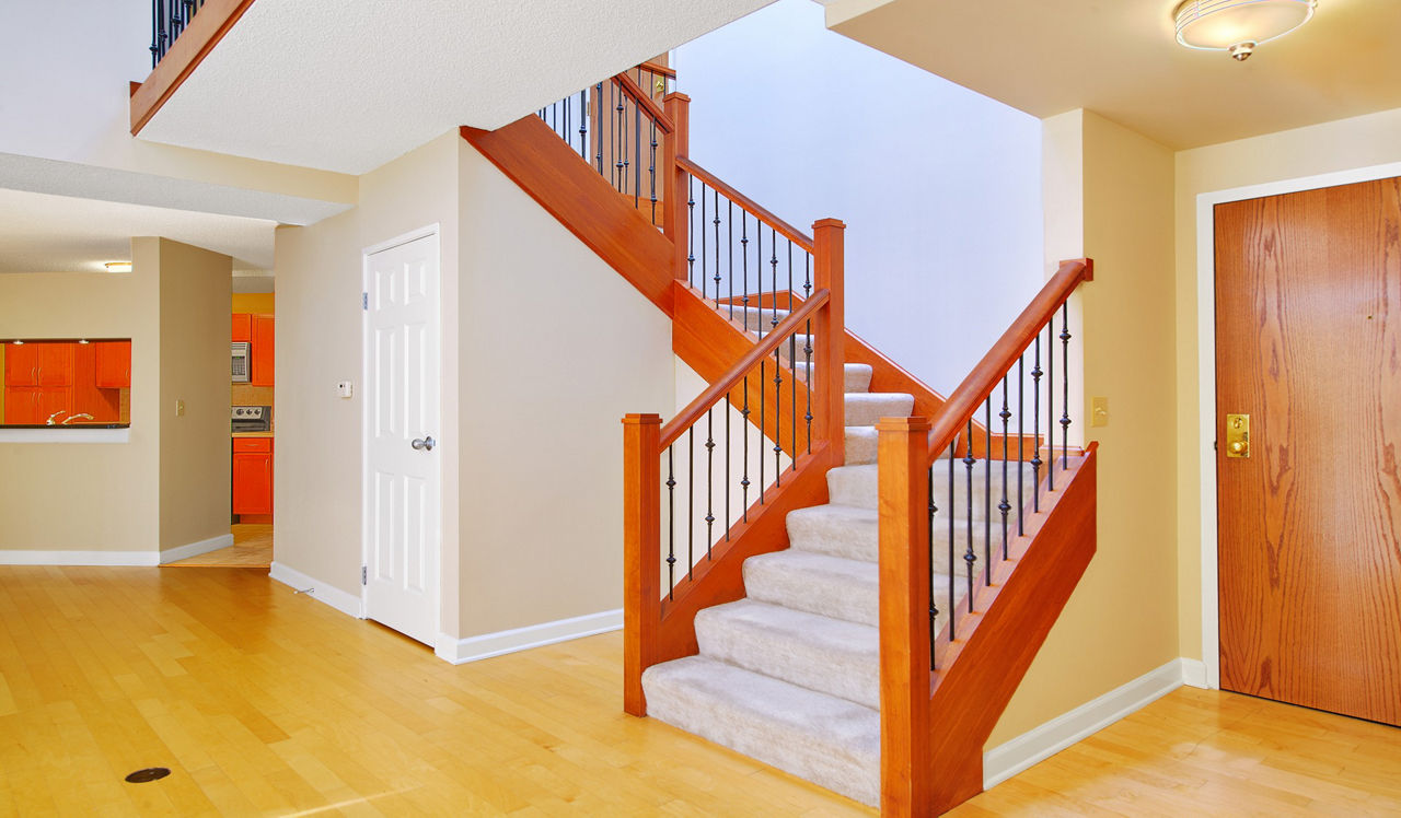 Elm Creek Apartments & Townhomes - Elmhurst, IL - Stairs