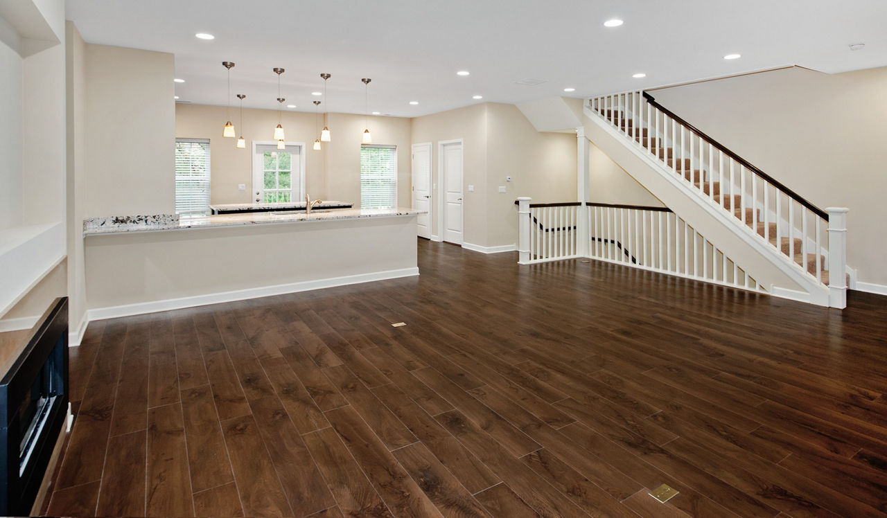 Elm Creek Apartments & Townhomes - Elmhurst, IL - Living room
