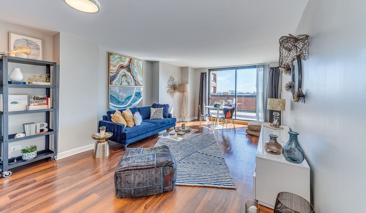 Evanston Place Apartments - Evanston, IL - Living Room