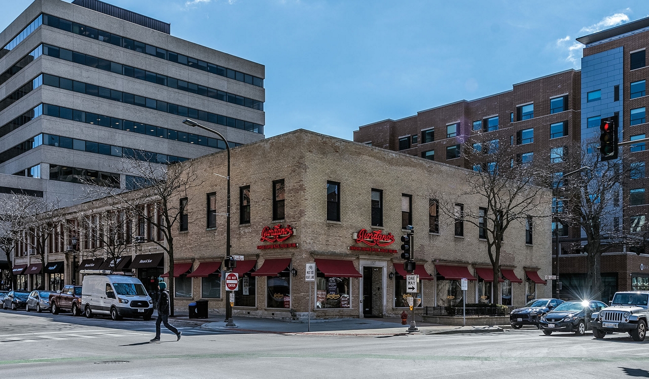 Evanston Place – Evanston IL – Giodano's Pizza.<div style="text-align: center;">&nbsp;</div>
<div style="text-align: center;">Grab a slice at Giordano’s pizza, just two blocks away</div>
