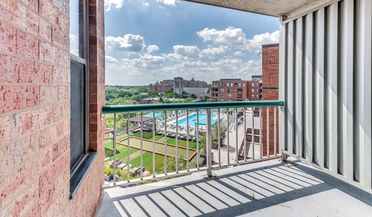 Evanston Place Apartments - Evanston, IL - Balcony