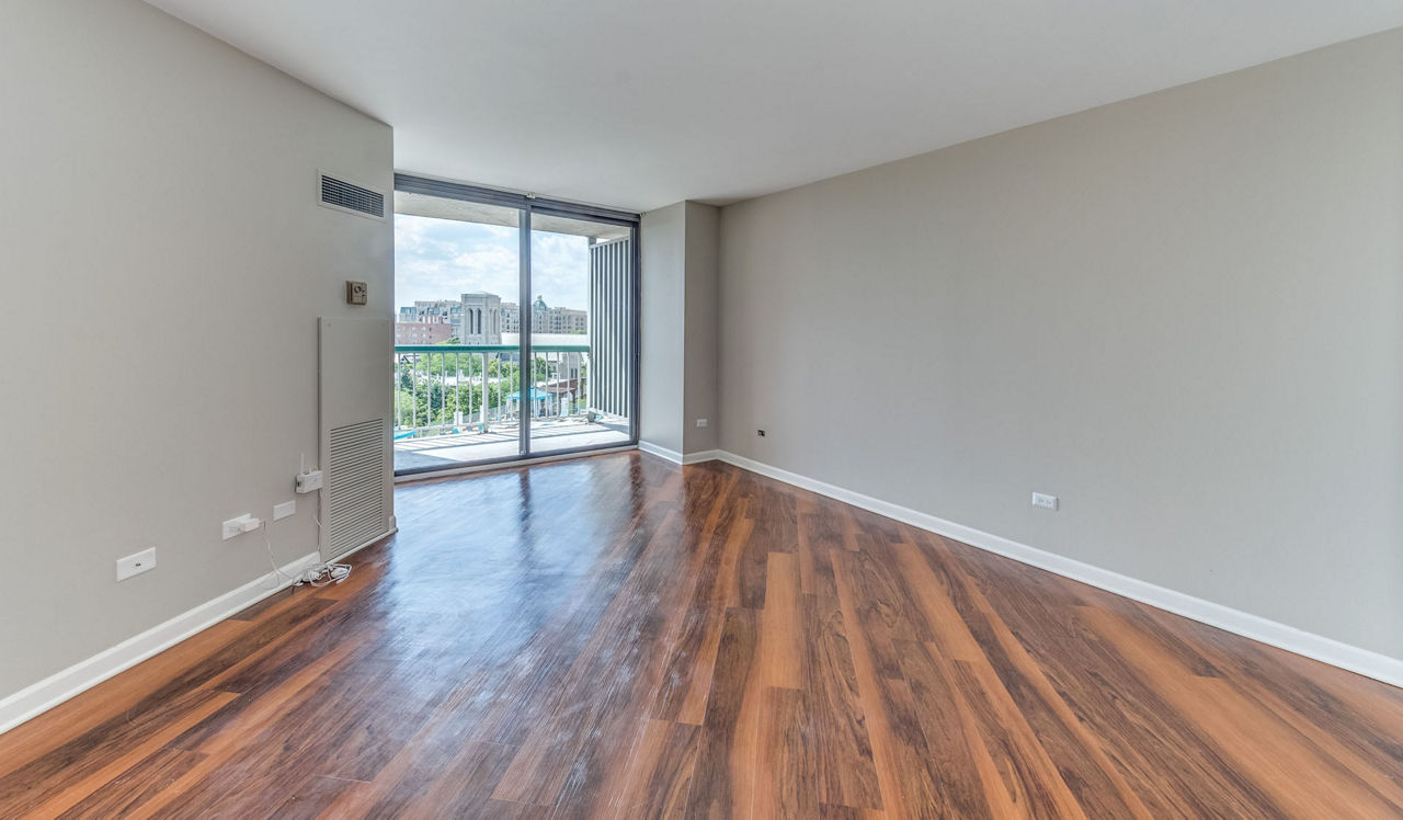 Evanston Place Apartments - Evanston, IL - Living Room