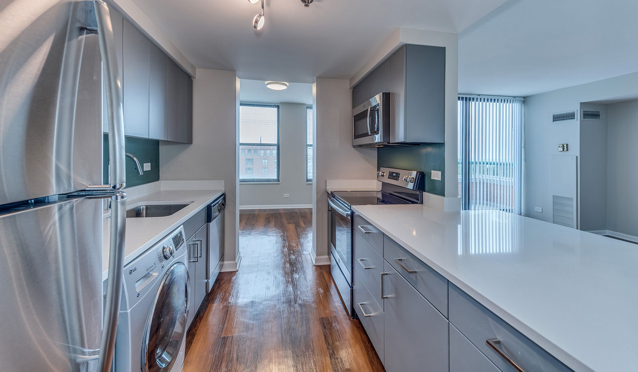 Evanston Place - Evanston, IL - Kitchen 