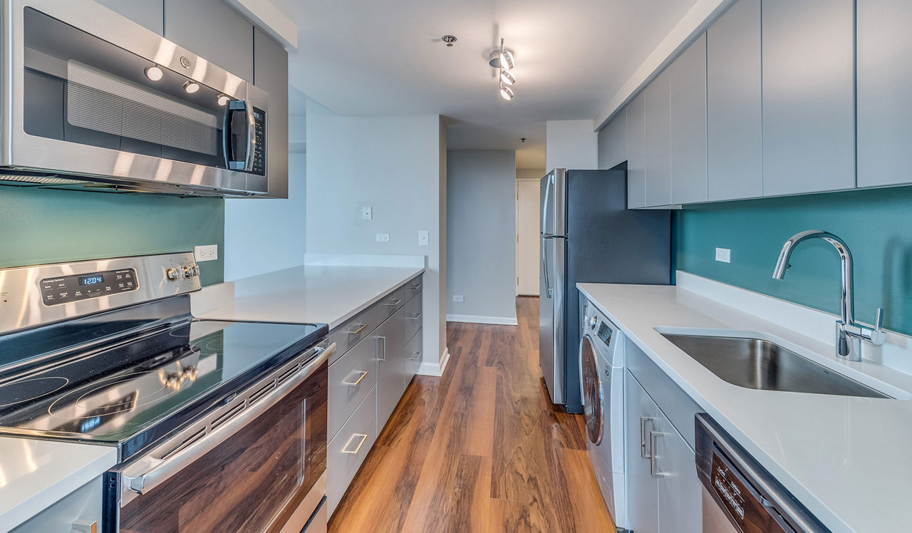 Evanston Place - Evanston, IL - Kitchen 