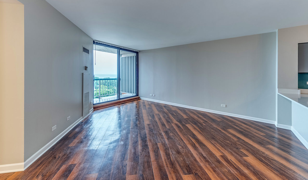 Evanston Place Apartments - Evanston, IL - Living Room