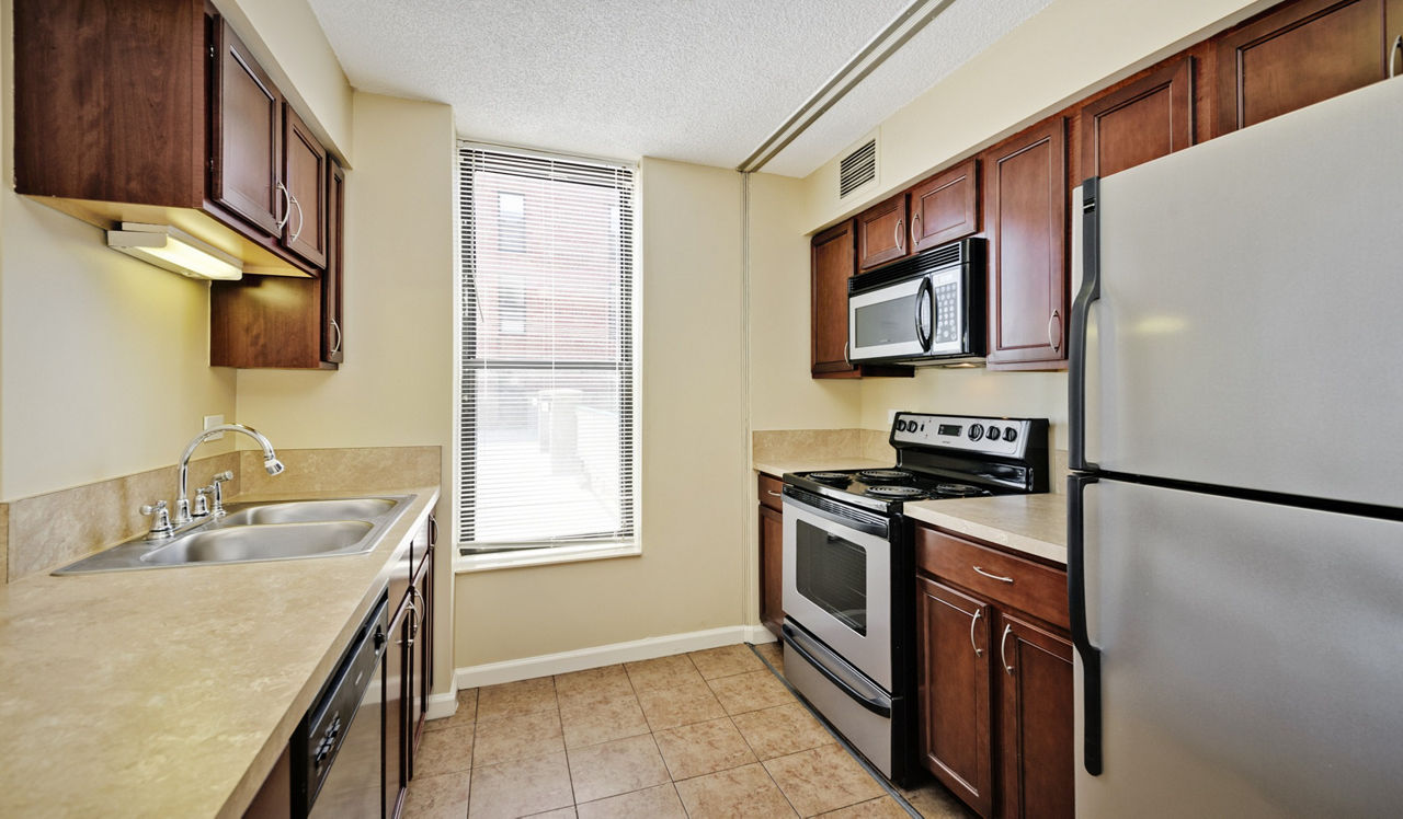 Evanston Place - Evanston, IL - Kitchen