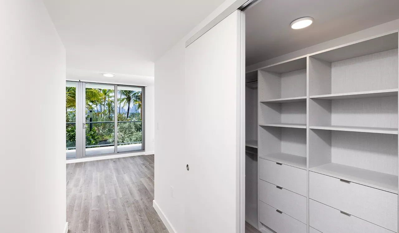 Flamingo Point - Miami, FL - The Horizon closet
