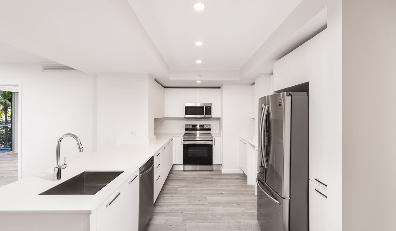 Flamingo Point - Miami, FL - The Horizon 2B-2 Kitchen
