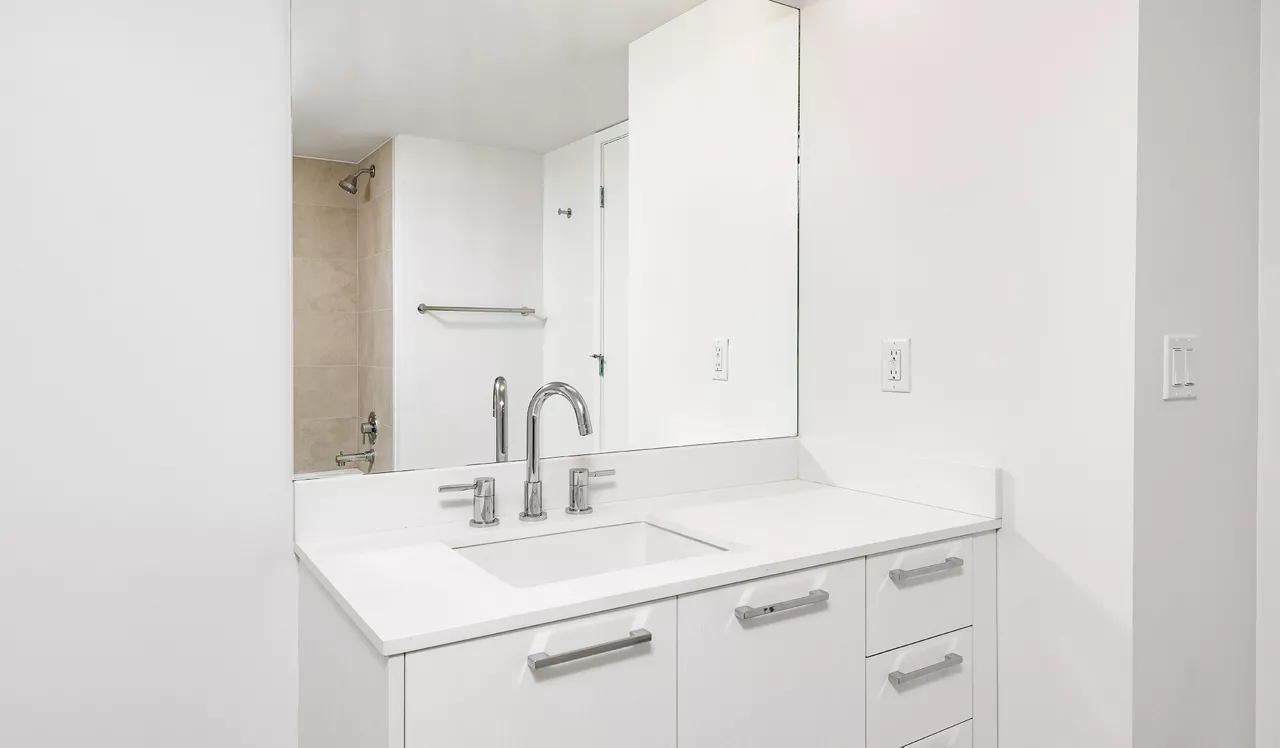 Flamingo Point - Miami, FL - The Horizon 1Q Bathroom