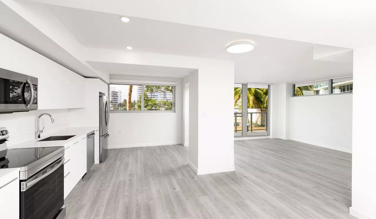 Flamingo Point - Miami, FL - The Horizon 1Q Living Room and Kitchen