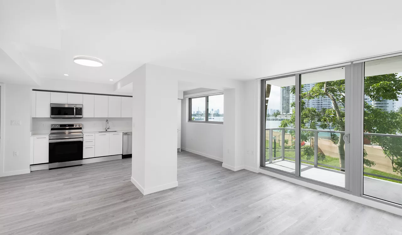 Flamingo Point - Miami, FL - The Horizon 1Q Living Room and Kitchen