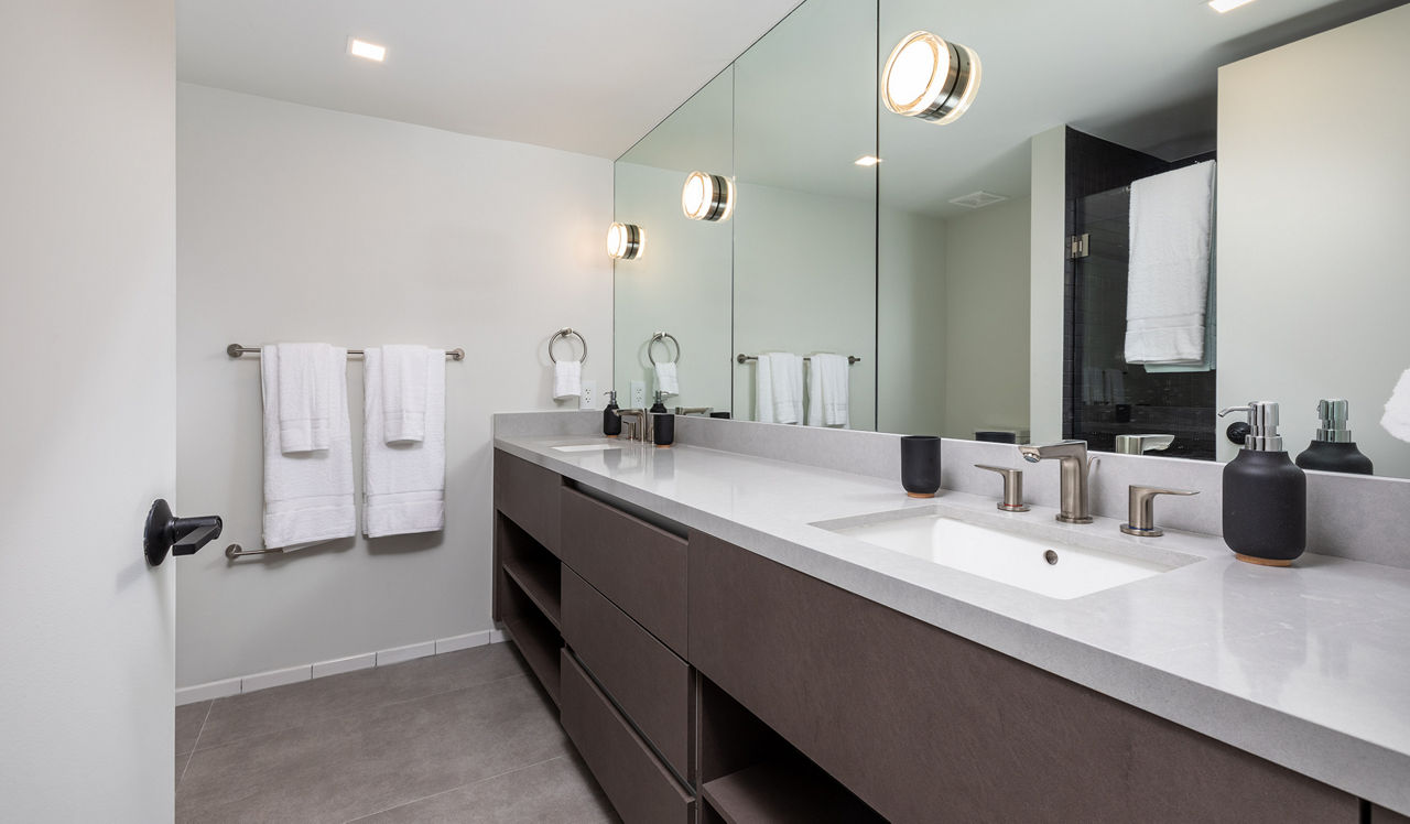 Flamingo South Beach - Miami Beach, FL - Bathroom