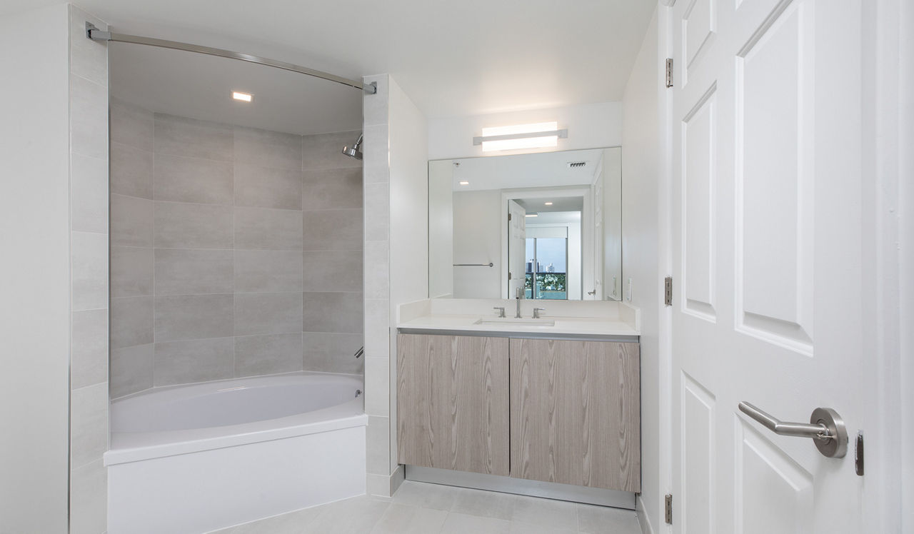 Flamingo South Beach - Miami Beach, FL - Bathroom