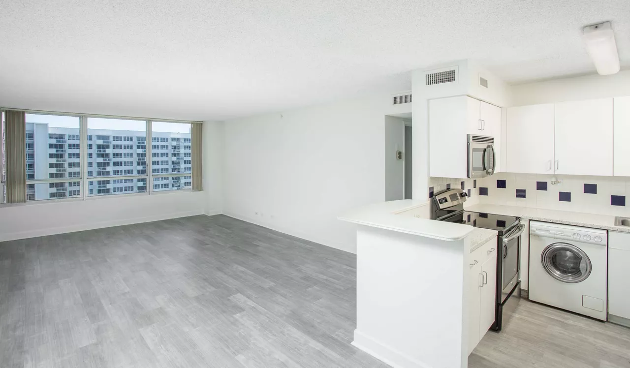 Flamingo South Beach - Miami, FL - Kitchen