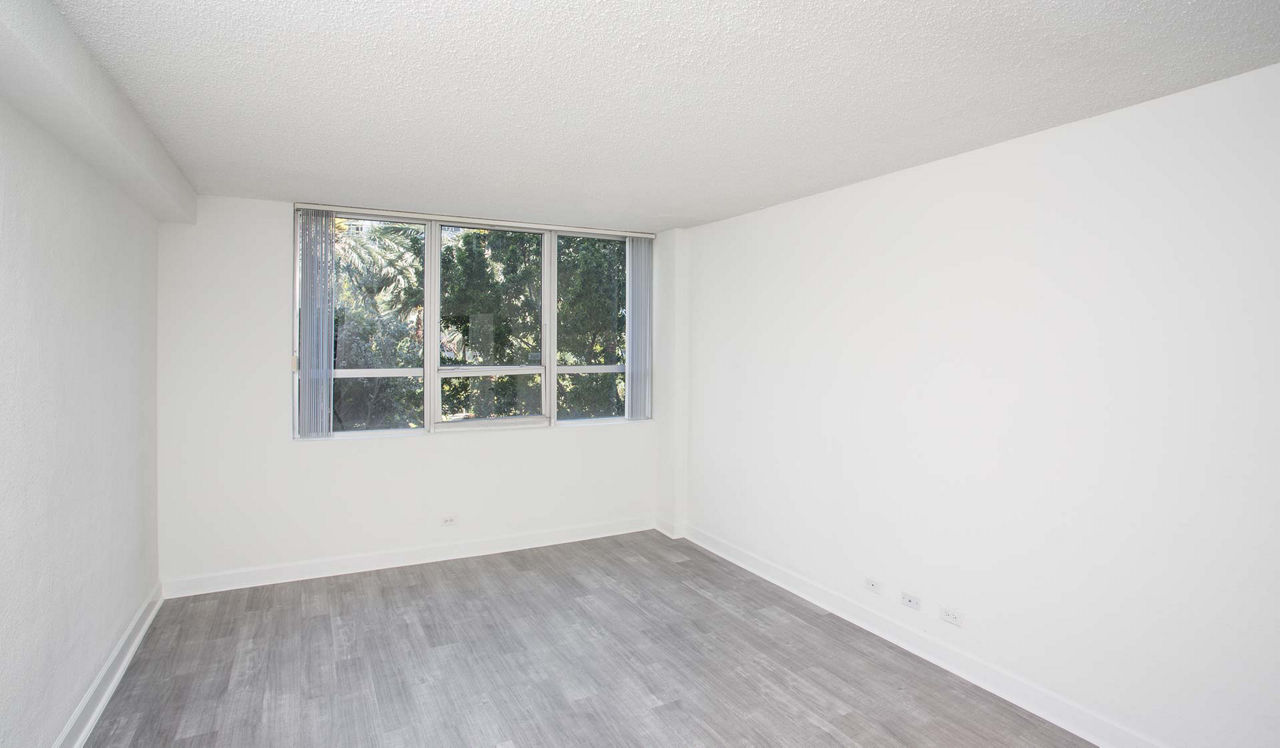 Flamingo South Beach - Miami, FL - Bedroom