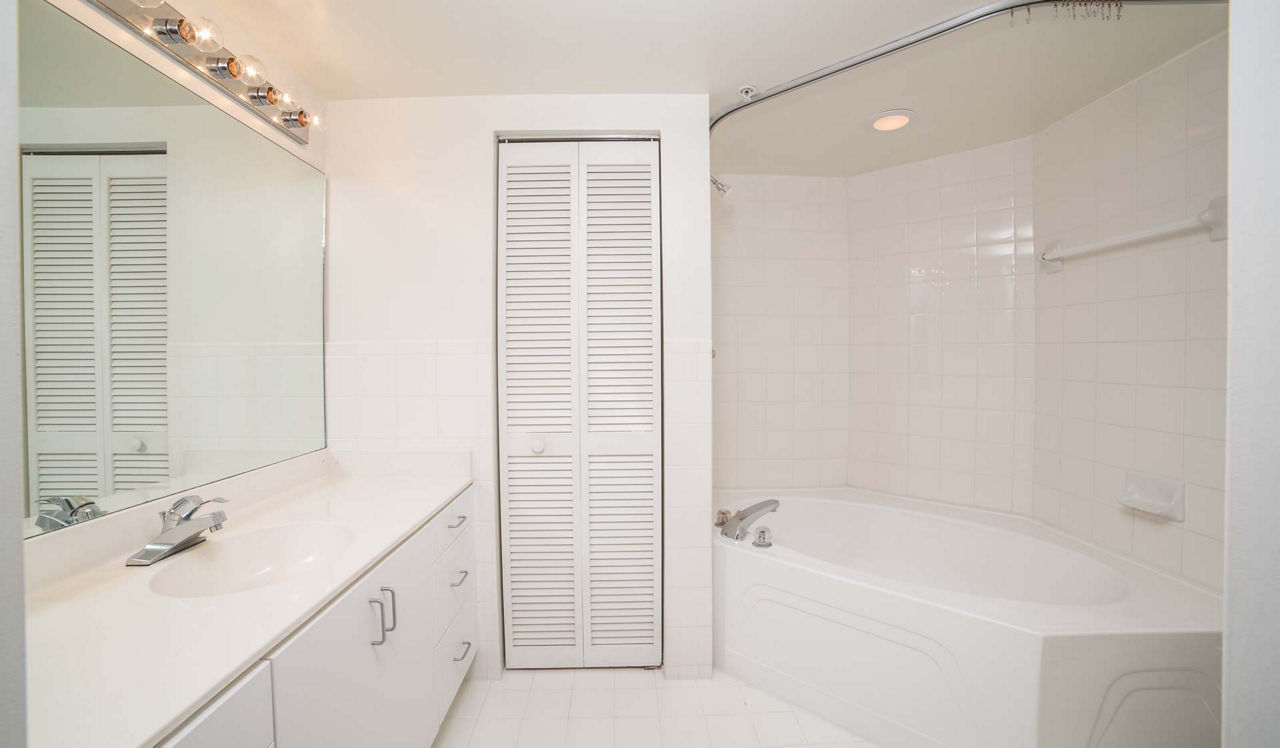 Flamingo South Beach - Miami, FL - Bathroom