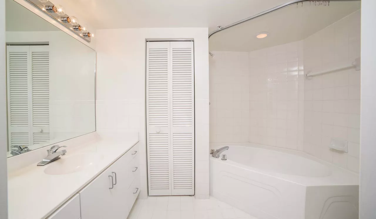 Flamingo South Beach - Miami, FL - Bathroom