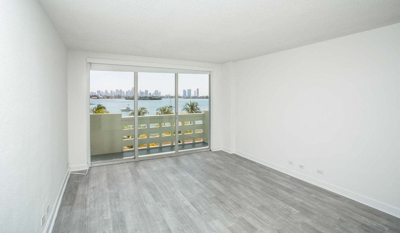 Flamingo South Point - Miami, FL - Bedroom