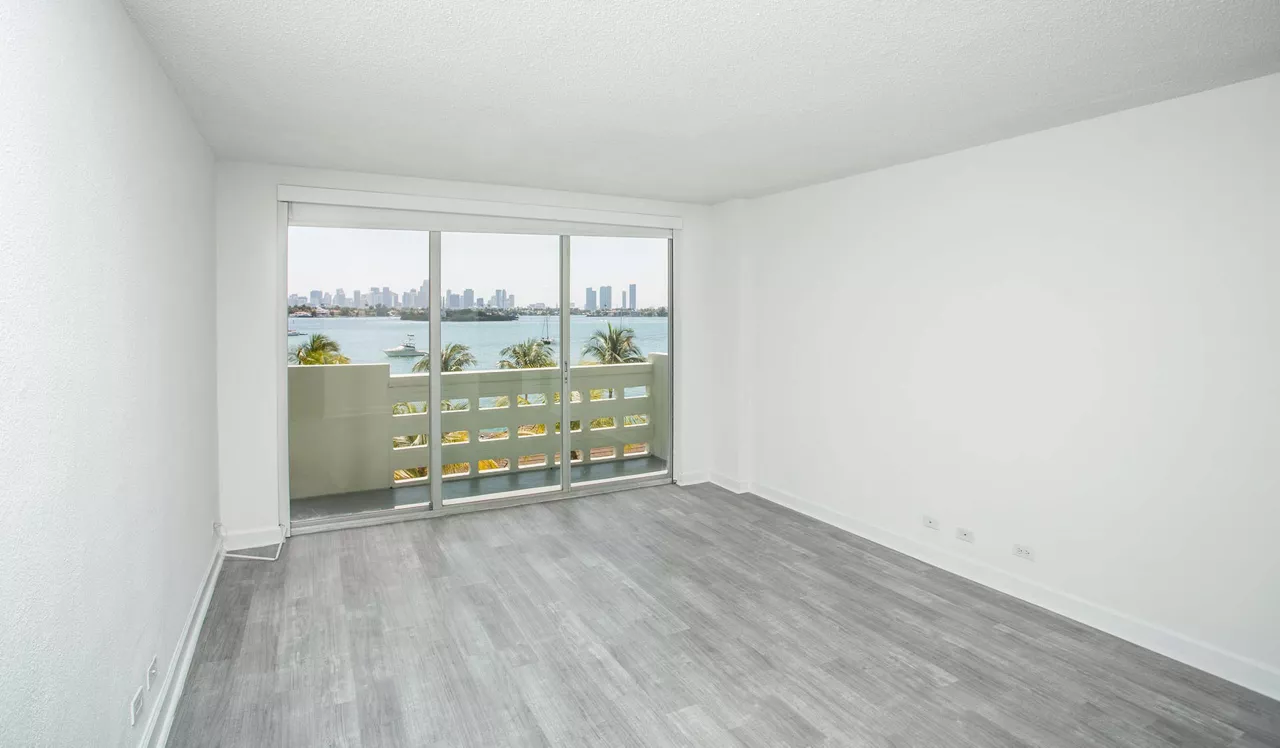 Flamingo South Point - Miami, FL - Bedroom