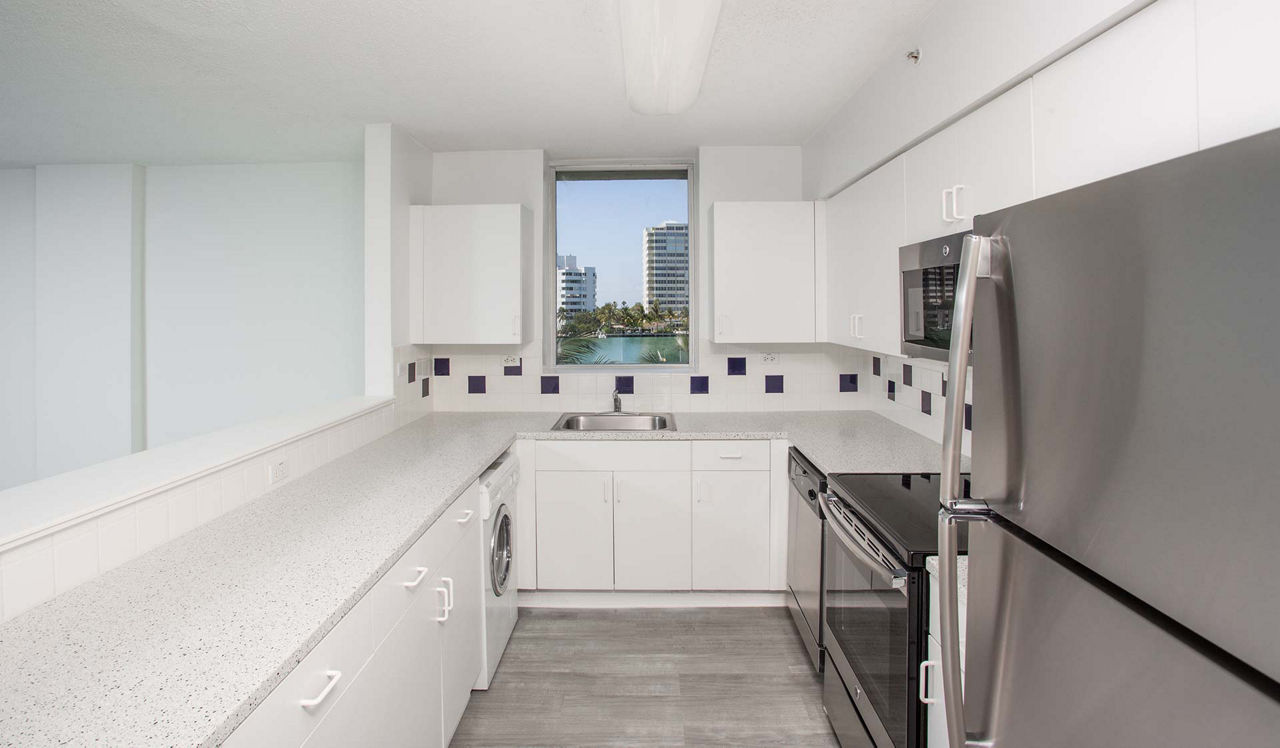 Flamingo South Point - Miami, FL - Kitchen