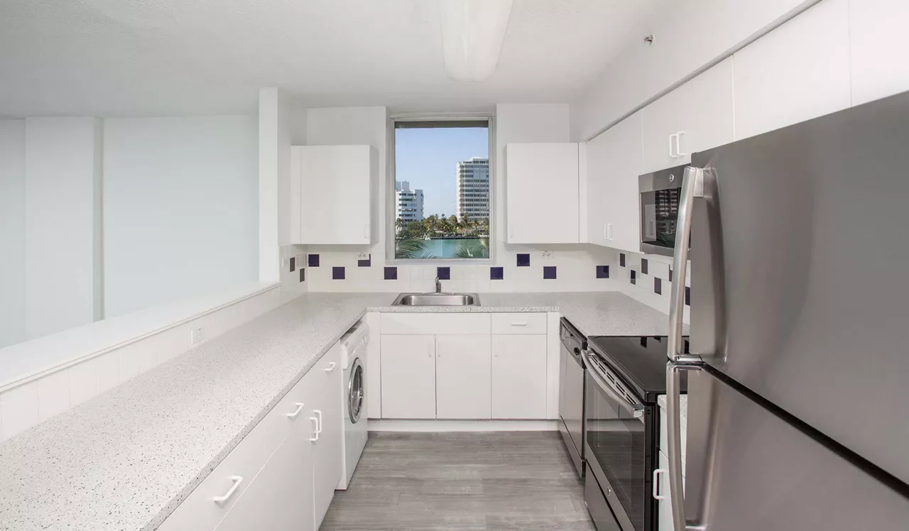 Flamingo South Point - Miami, FL - Kitchen