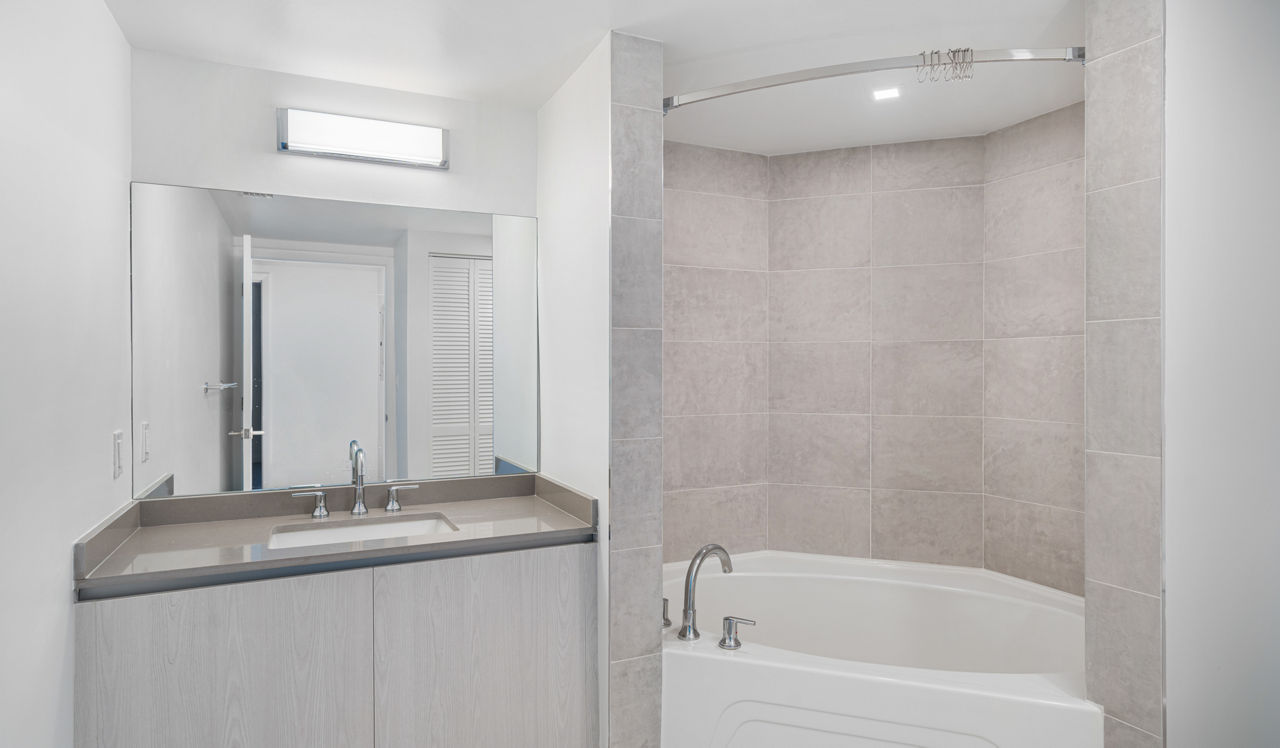 Flamingo South Beach - Miami, FL - Bath