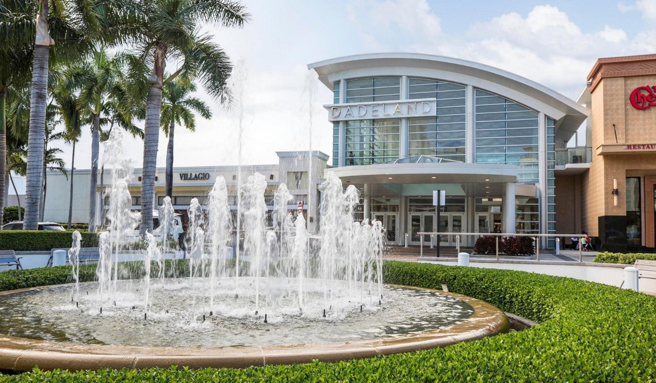 Four Quarters - Miami, FL - Mall.<p style="text-align: center;">&nbsp;</p>
<p style="text-align: center;">Dadeland Mall and Shops of Kendall are less than 4 miles away.</p>
