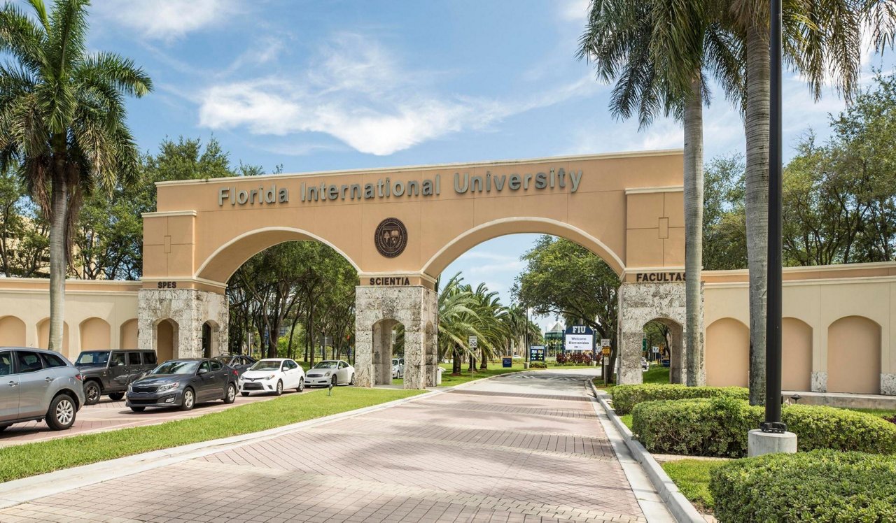 Four Quarters - Miami, FL - Florida International University.<p style="text-align: center;">&nbsp;</p>
<p style="text-align: center;">Florida International University is only a 4-mile commute.</p>
